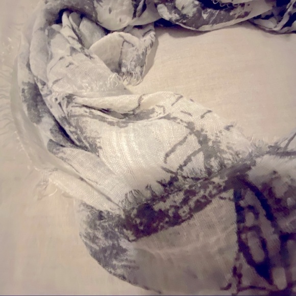 Scarf. Lightweight gauzy grey and off white scarf - Picture 2 of 5